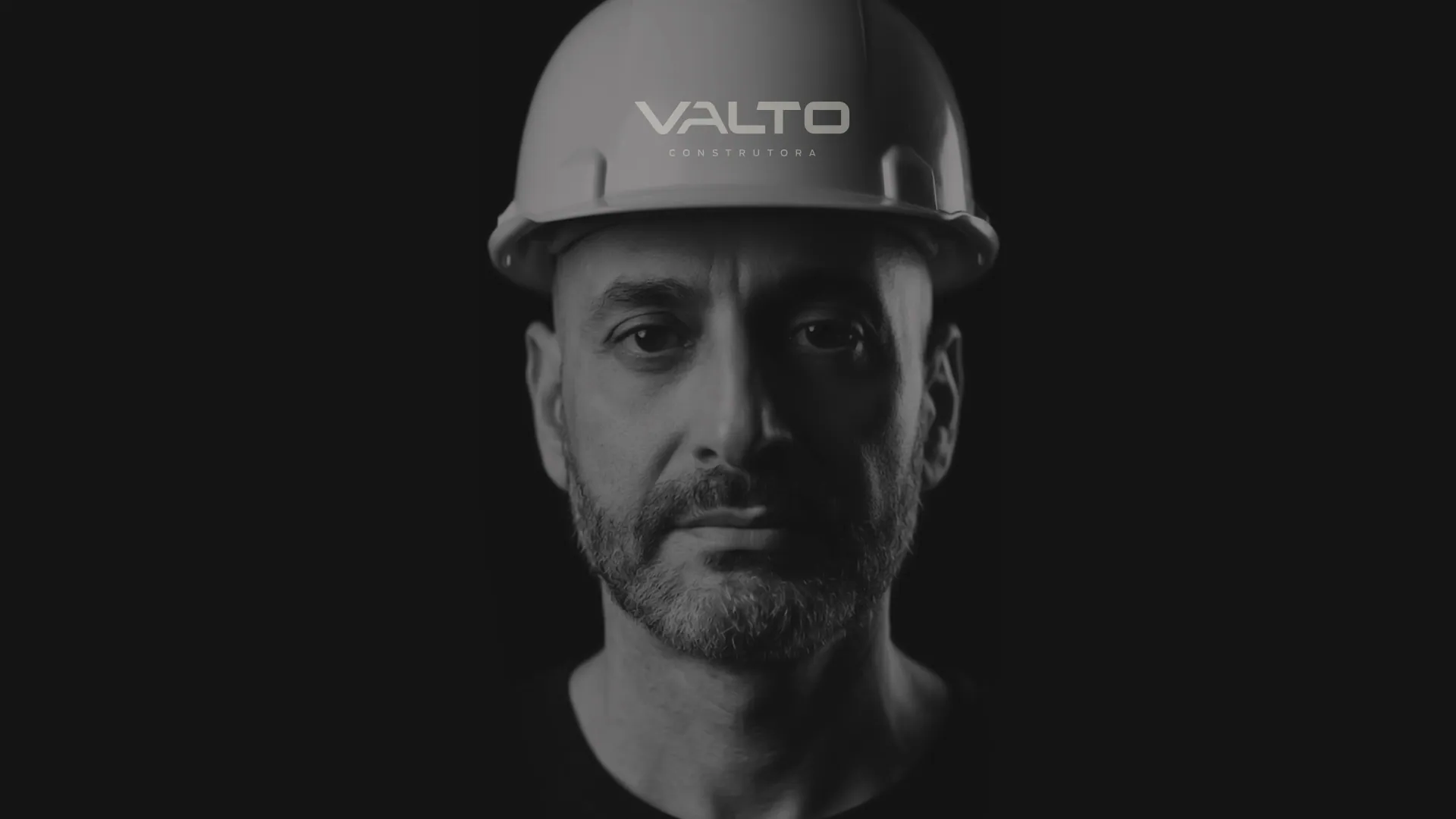 Profissional da VALTO com capacete da construtora