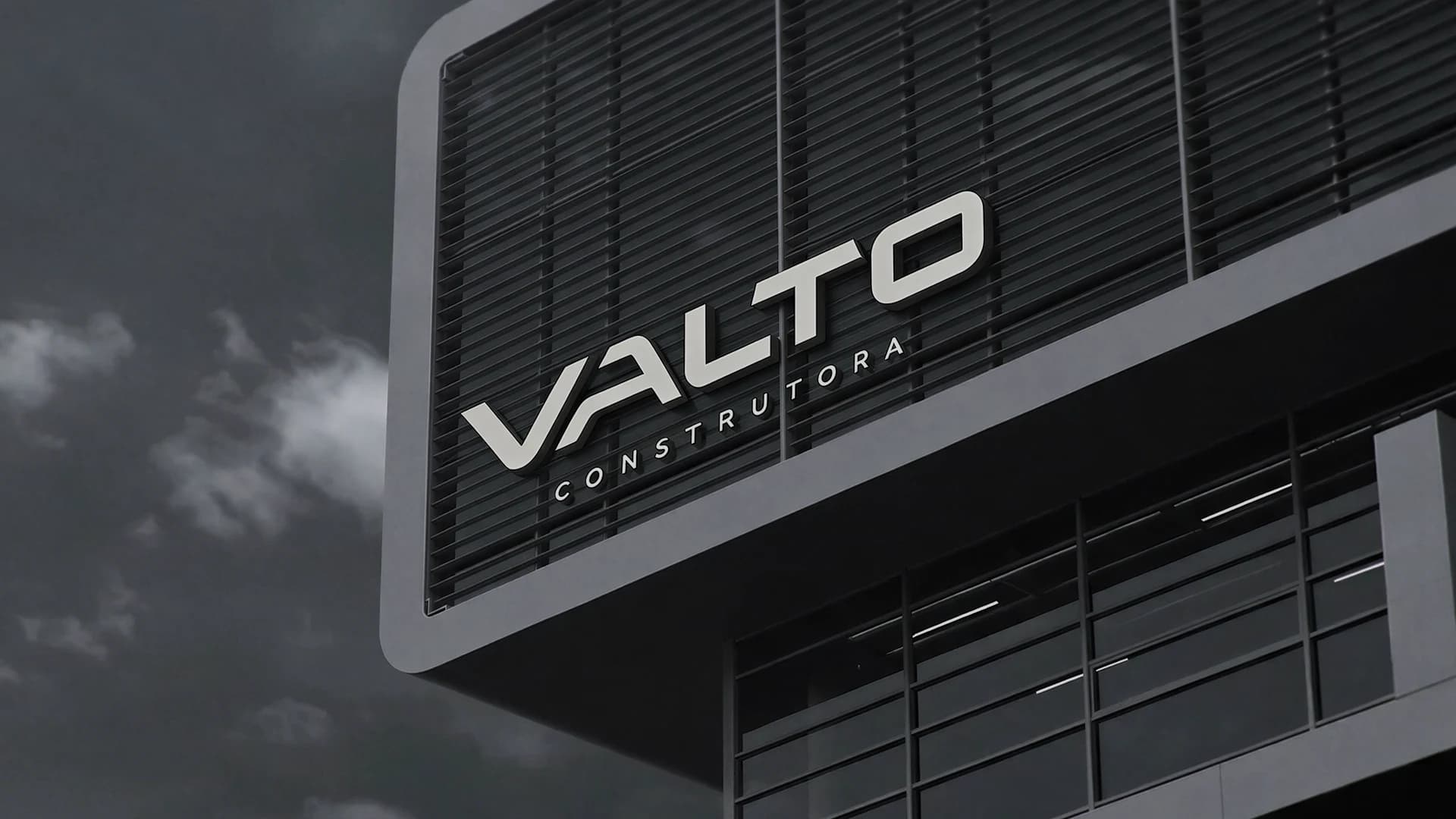Fachada de prédio da VALTO Construtora à noite, com o logotipo iluminado