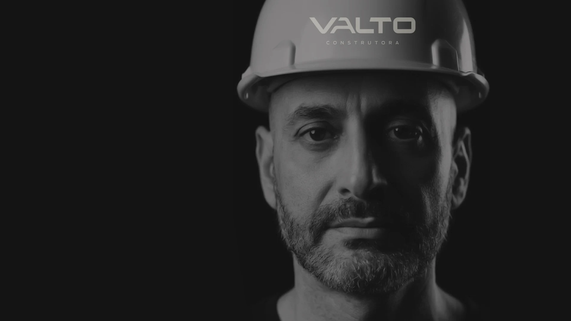 Profissional da VALTO com capacete de obra