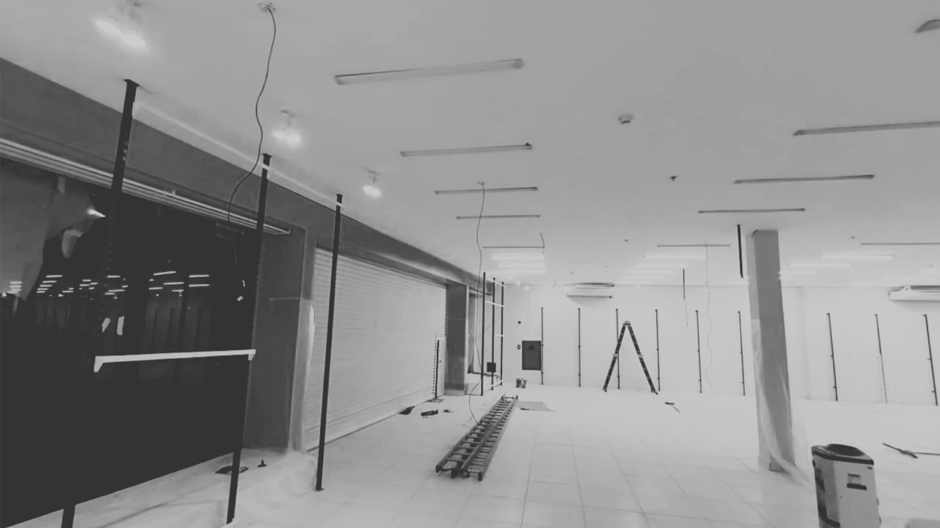 Interior de loja em obra, estrutura e acabamento em andamento