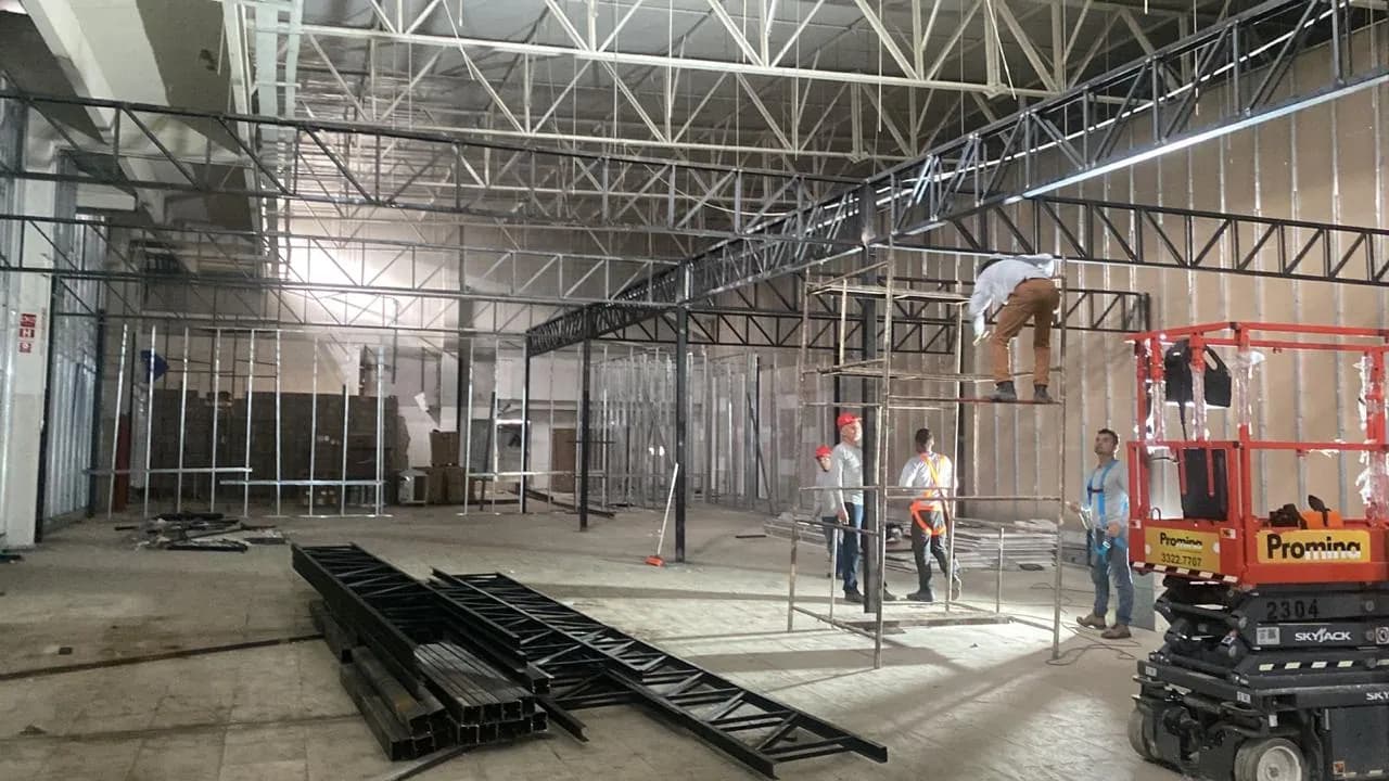 Montagem de treliças metálicas em obra