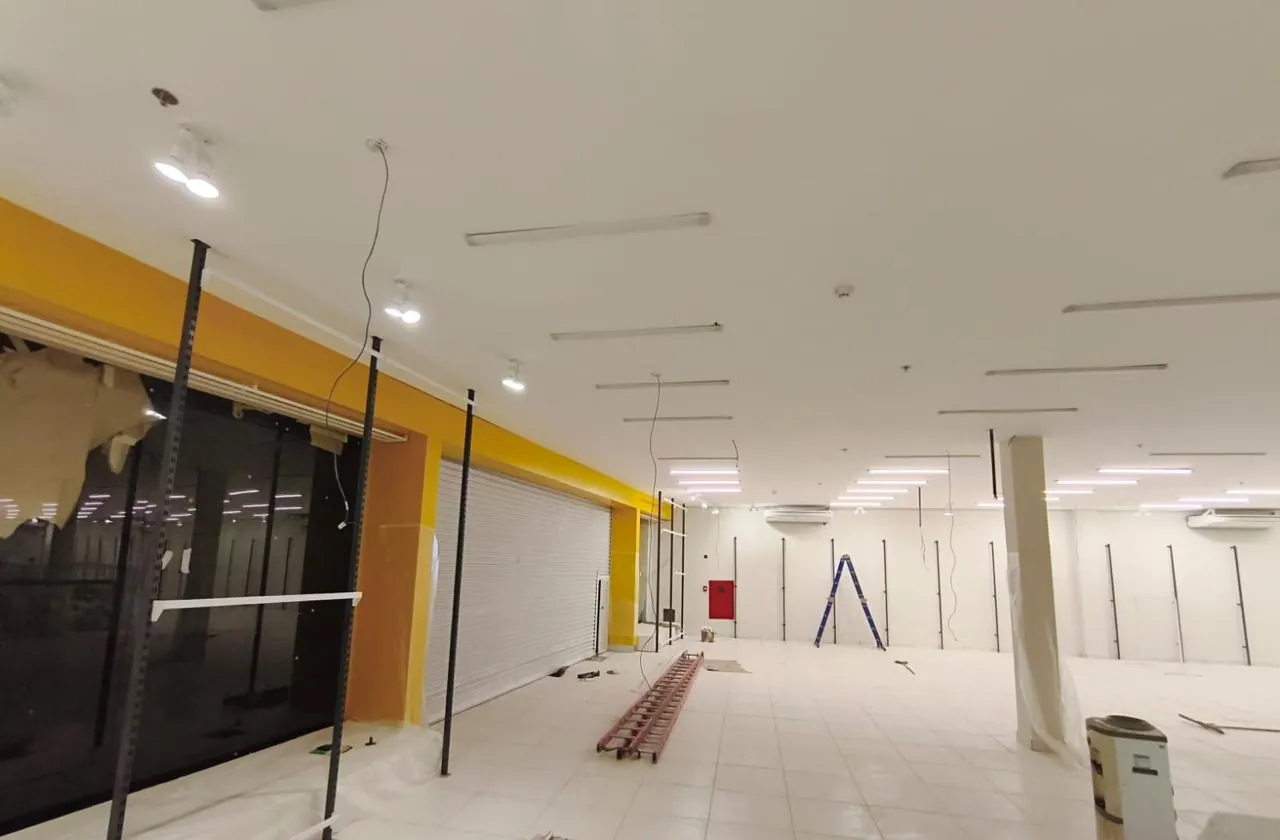Salão de loja em fase de acabamento