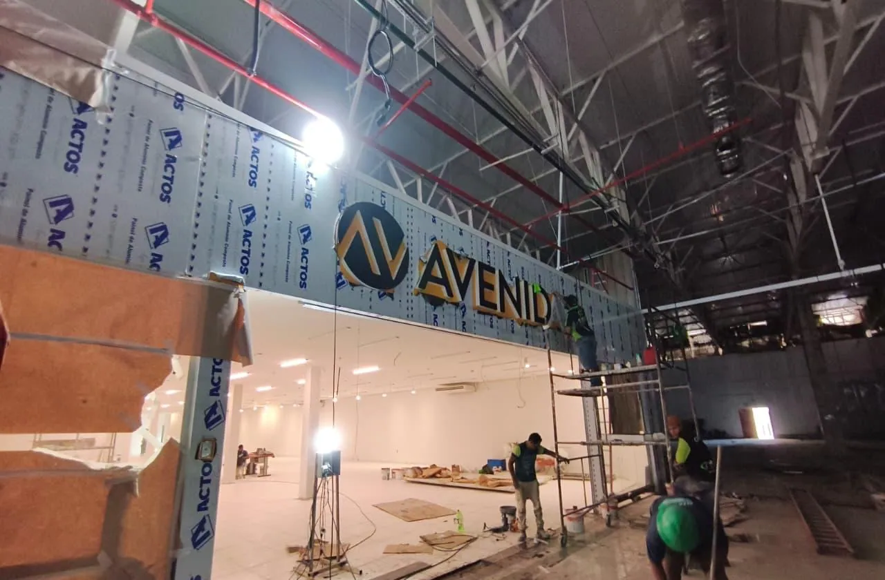 Fachada de loja Avenida recebendo o letreiro durante a obra