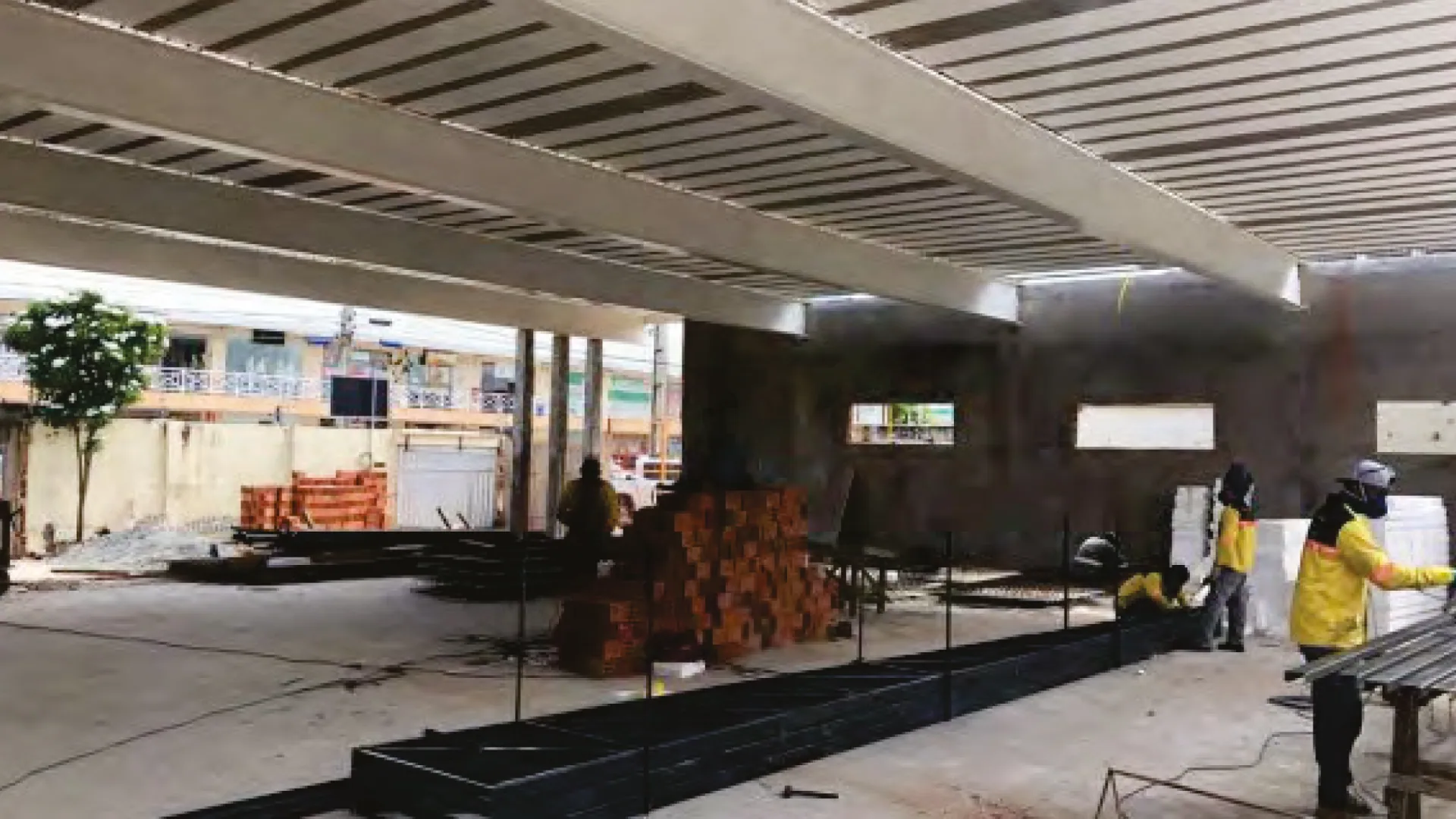 Prédio comercial com estrutura metálica e vão livre de 20 metros