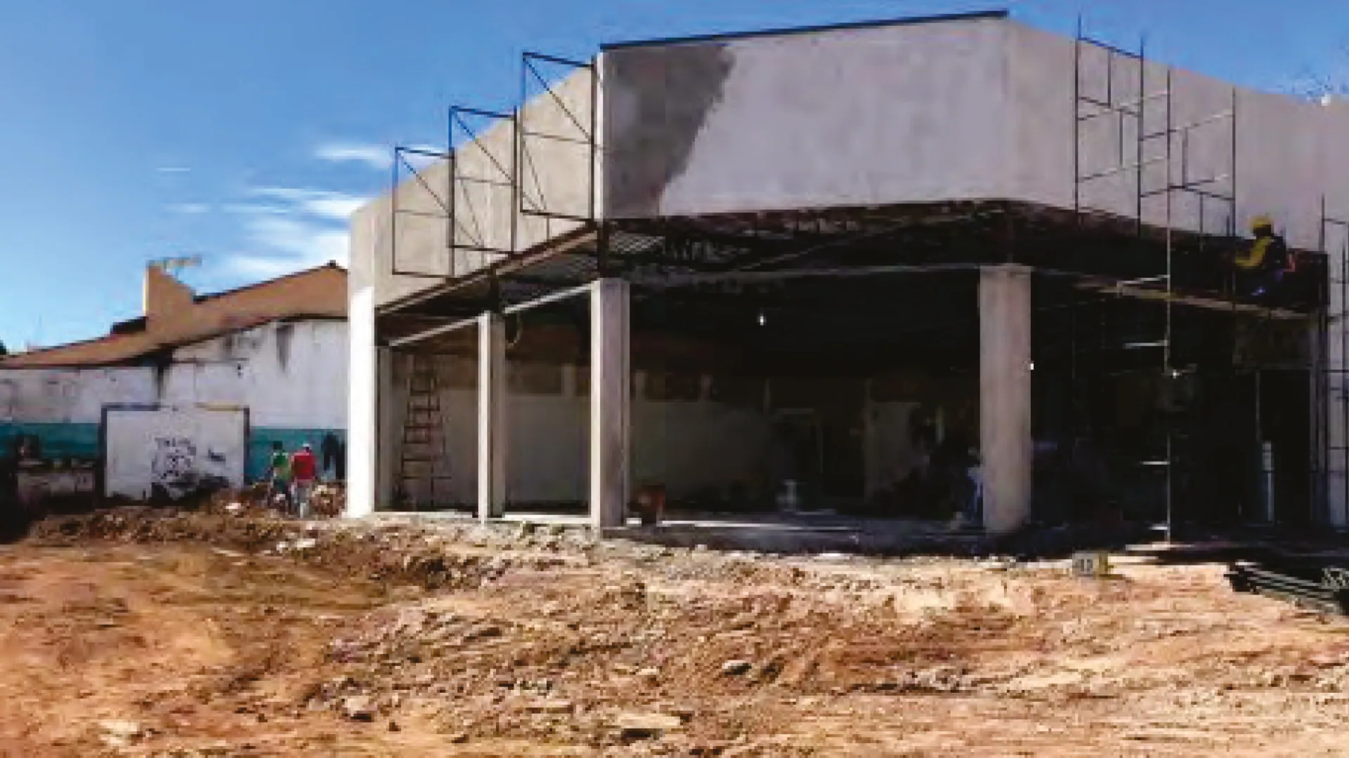 Obra da loja Extrafarma aos 20 dias: estrutura e cobertura em execução