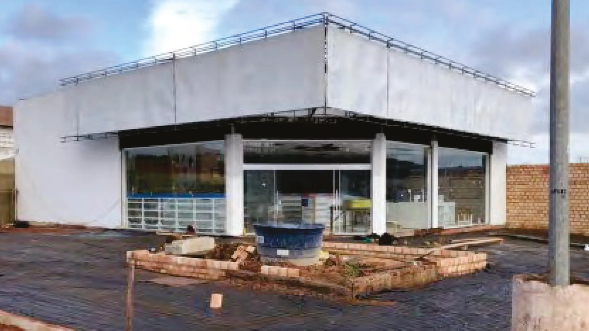 Obra da loja Extrafarma aos 30 dias: fachada e vidros instalados