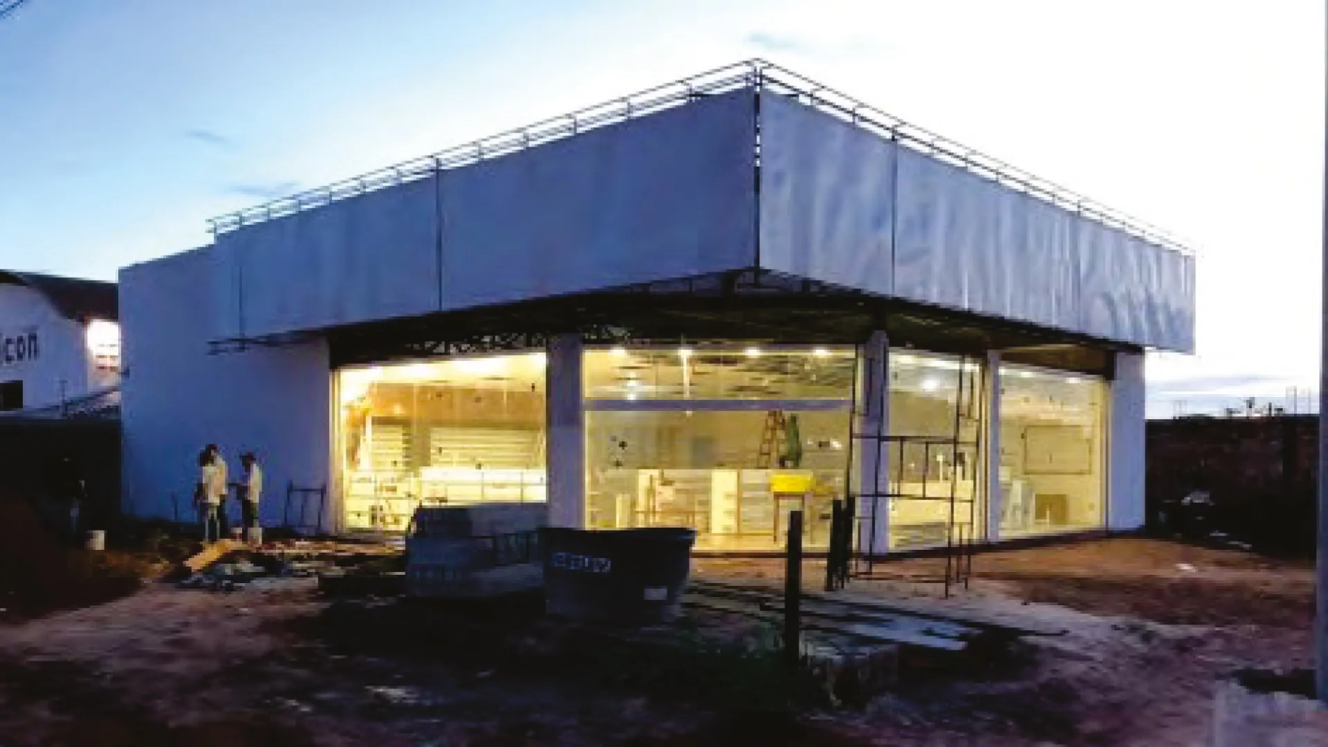 Obra da loja Extrafarma aos 45 dias: loja iluminada e acabamento externo