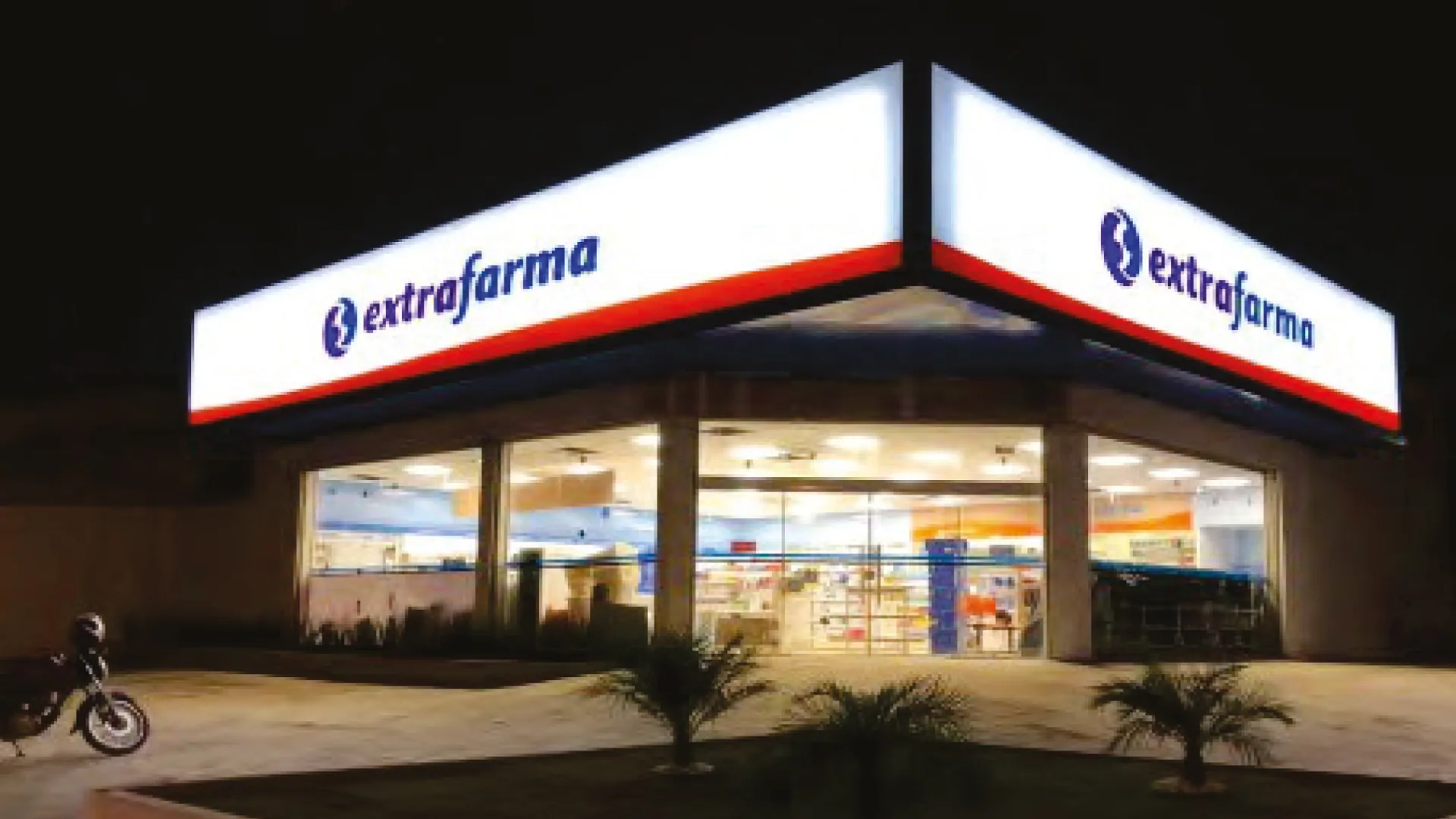 Loja Extrafarma concluída aos 60 dias, com fachada iluminada à noite
